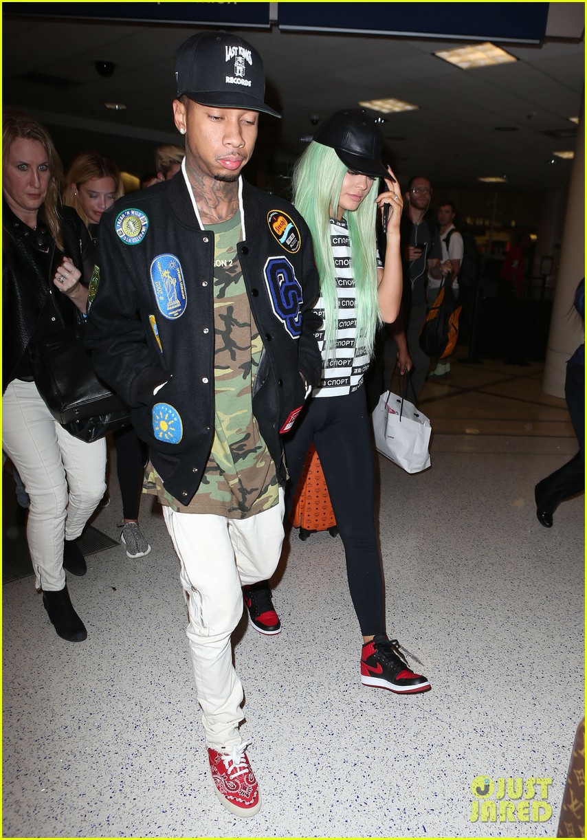 kylie jenner tyga arrive back in los angeles 12