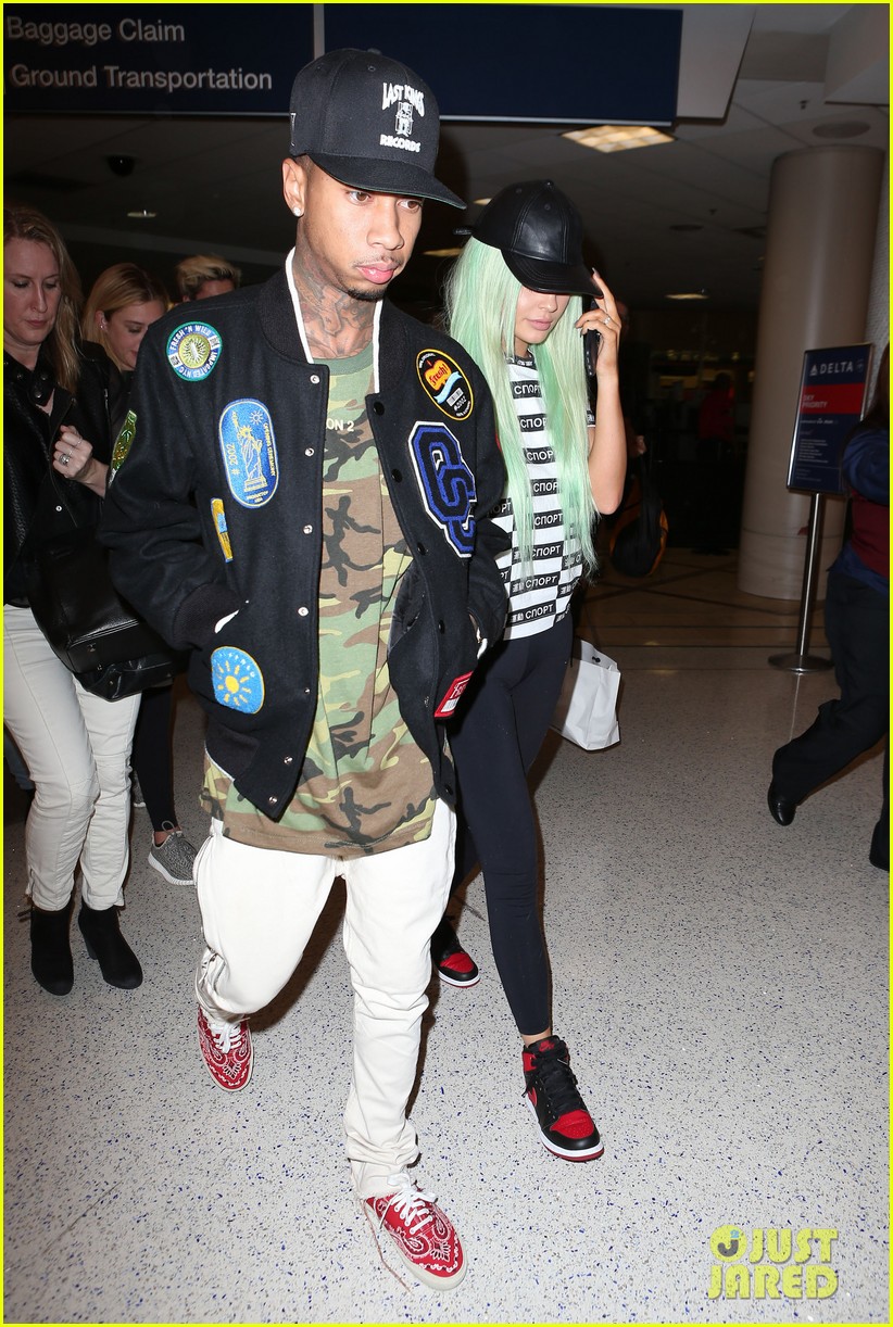 kylie jenner tyga arrive back in los angeles 13