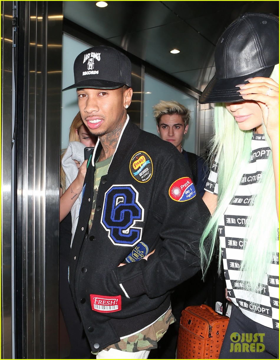 kylie jenner tyga arrive back in los angeles 15