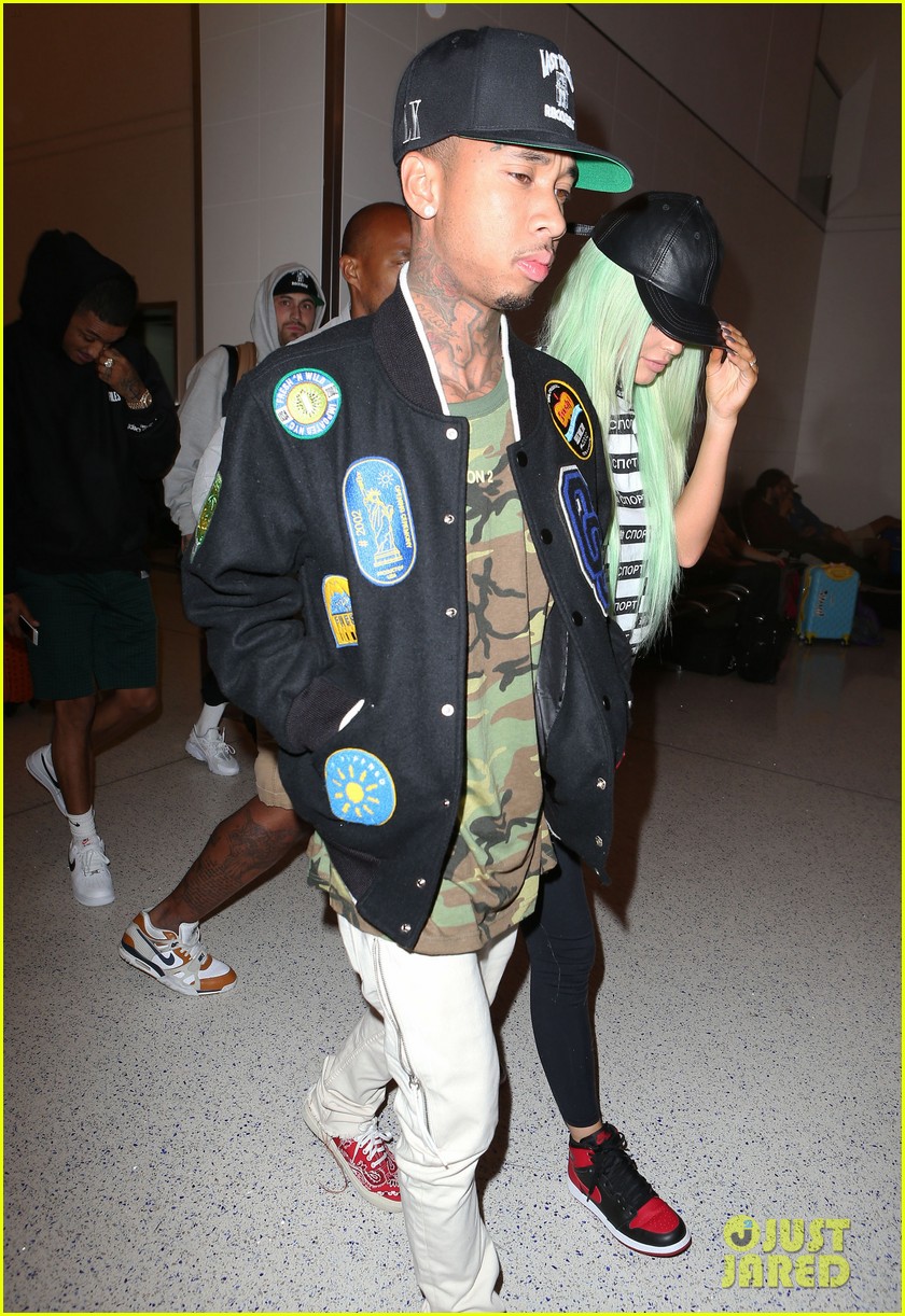 kylie jenner tyga arrive back in los angeles 17