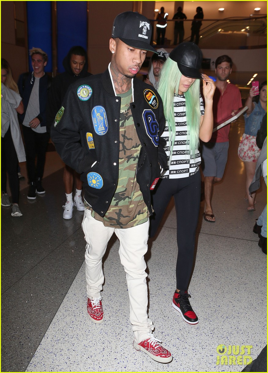 kylie jenner tyga arrive back in los angeles 18