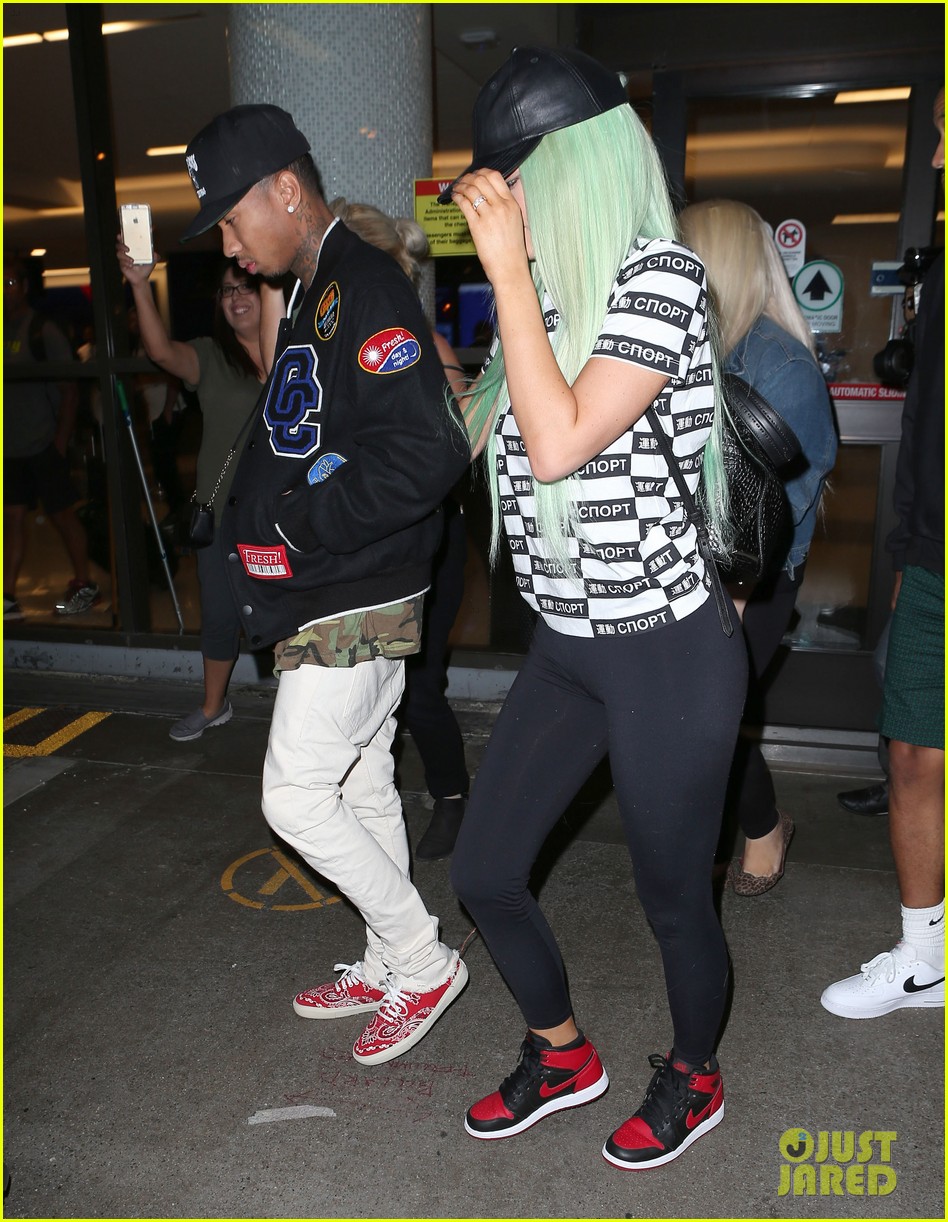 kylie jenner tyga arrive back in los angeles 19