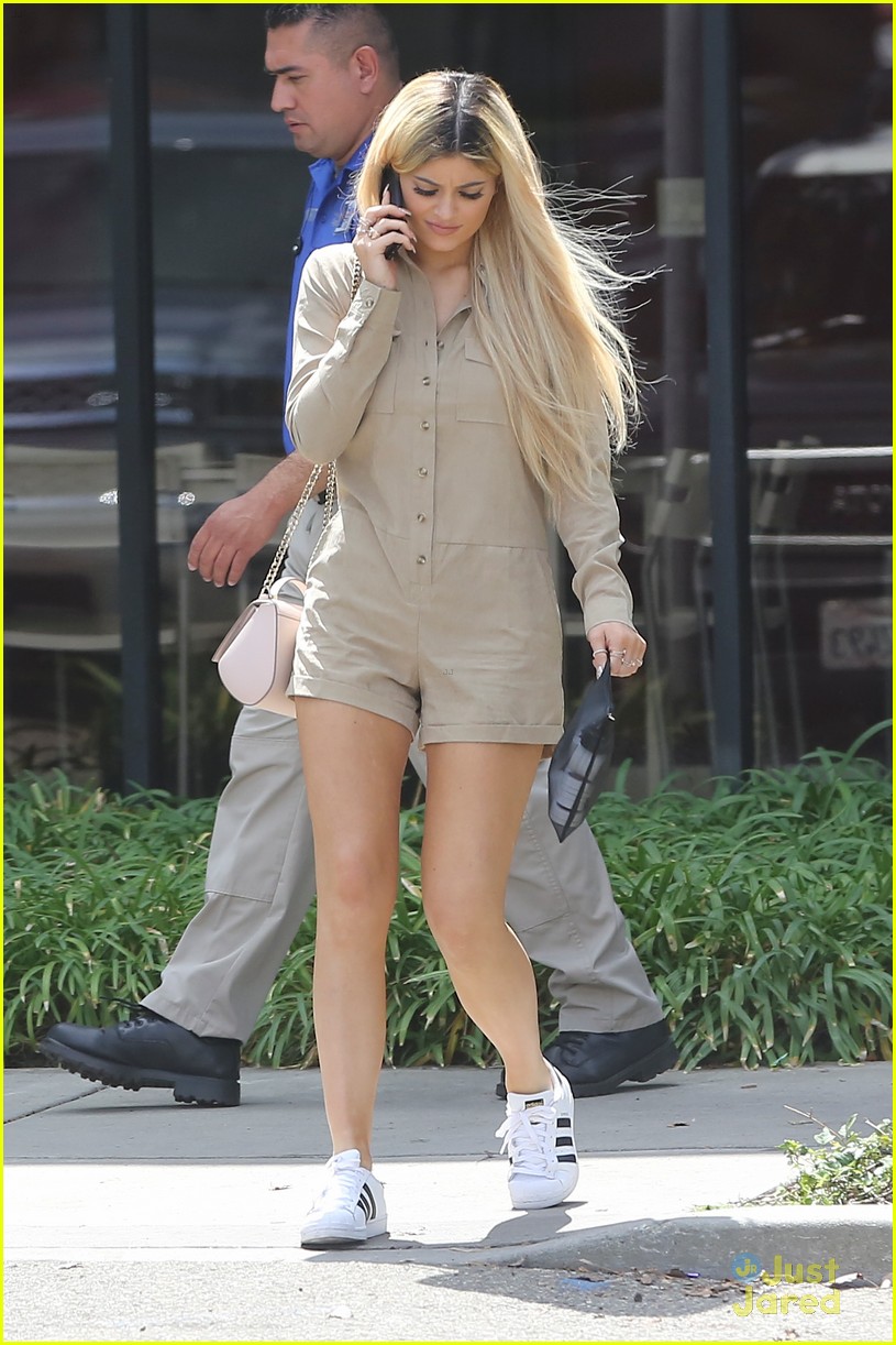 kylie jenner steps out as a blonde for the first time 15
