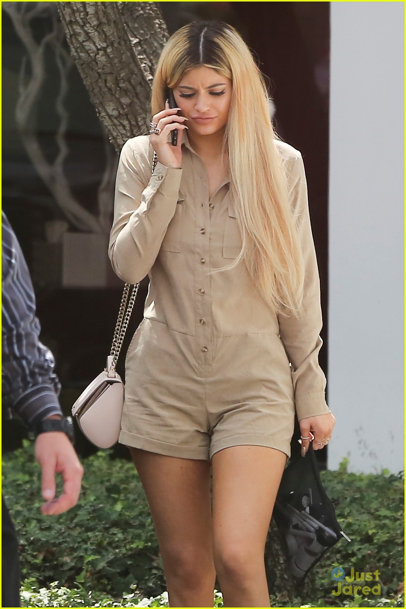 kylie jenner steps out as a blonde for the first time 17