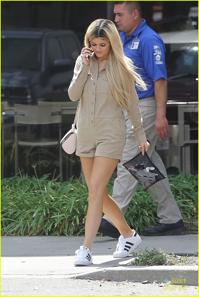 kylie jenner steps out as a blonde for the first time 22