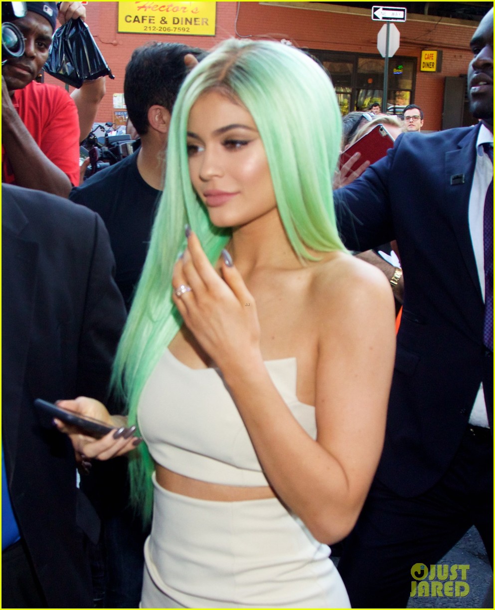 kylie jenner green hair nyc 02