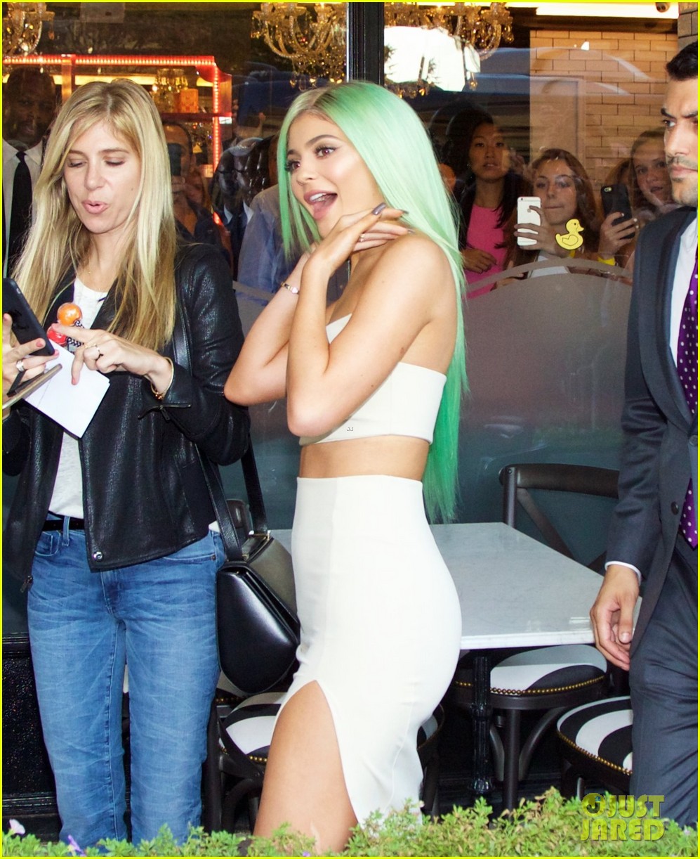 kylie jenner green hair nyc 13