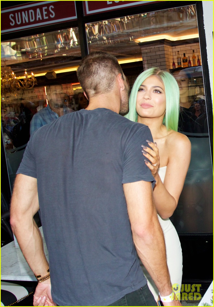 kylie jenner green hair nyc 14