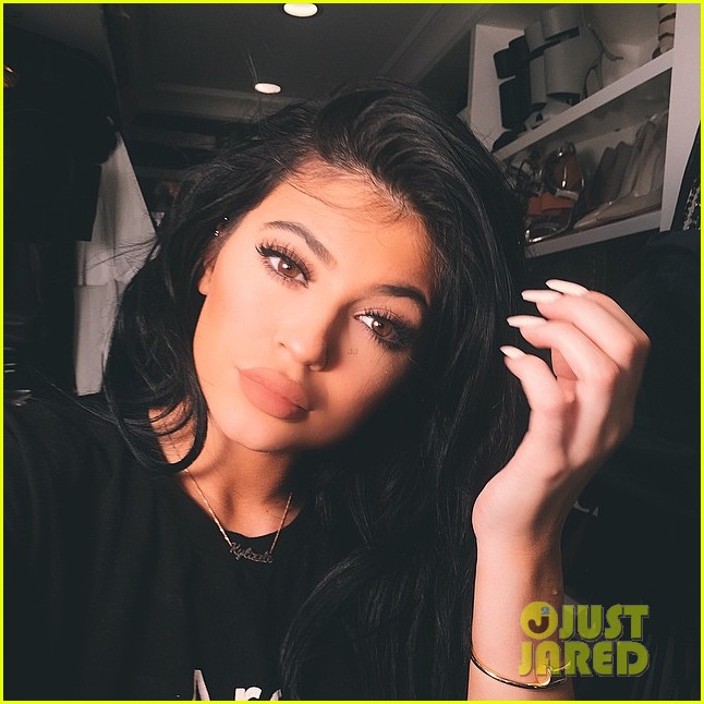 kylie jenner praises surgeon who injects lips 04