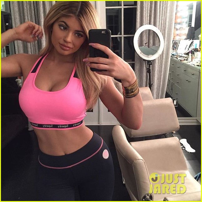 kylie jenner praises surgeon who injects lips 08