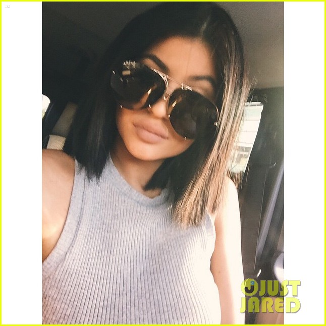 kylie jenner praises surgeon who injects lips 10