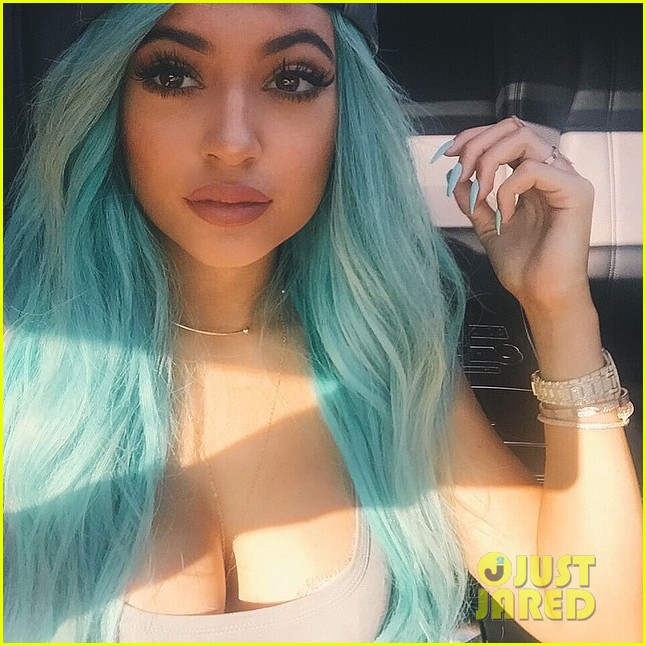 kylie jenner praises surgeon who injects lips 11