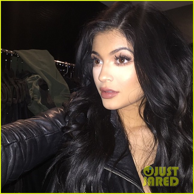 kylie jenner praises surgeon who injects lips 16