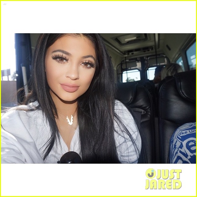 kylie jenner praises surgeon who injects lips 18