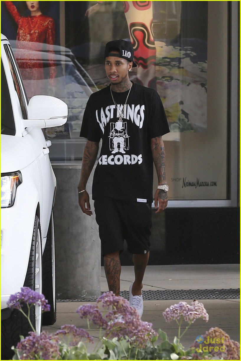 kylie jenner tyga lunch kris corey dinner out 04