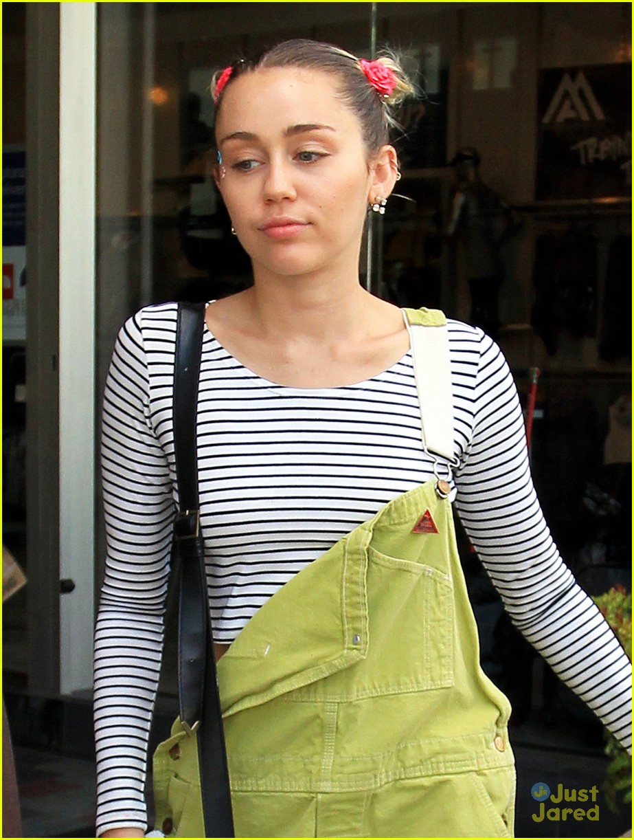 miley cyrus steps out amid dane cook rumors 02