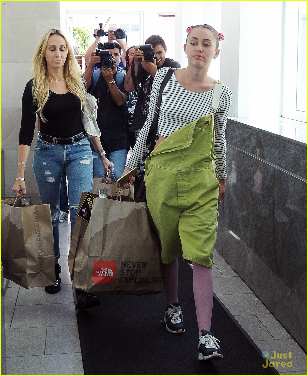 miley cyrus steps out amid dane cook rumors 03