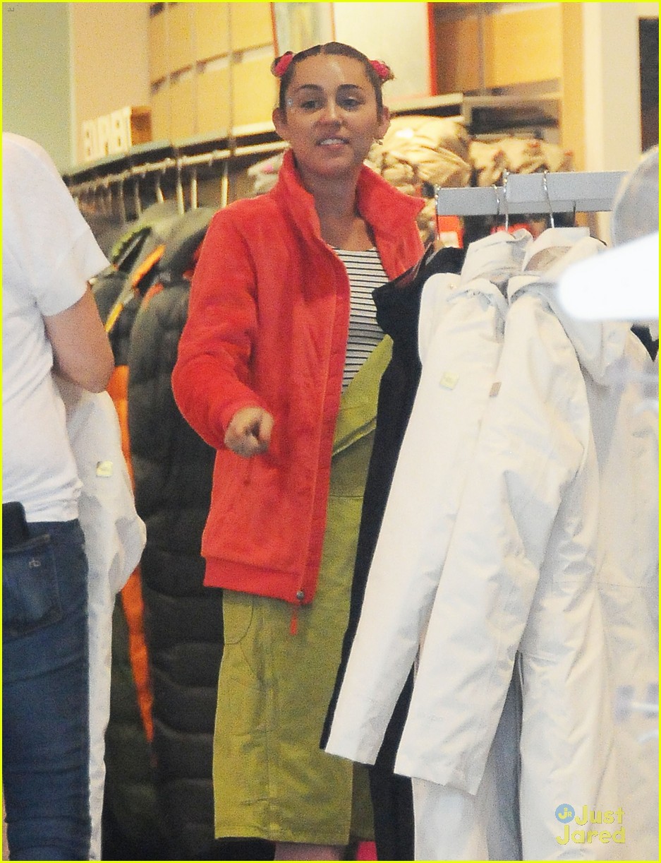 miley cyrus steps out amid dane cook rumors 04