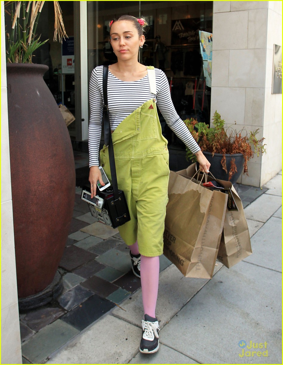 miley cyrus steps out amid dane cook rumors 09
