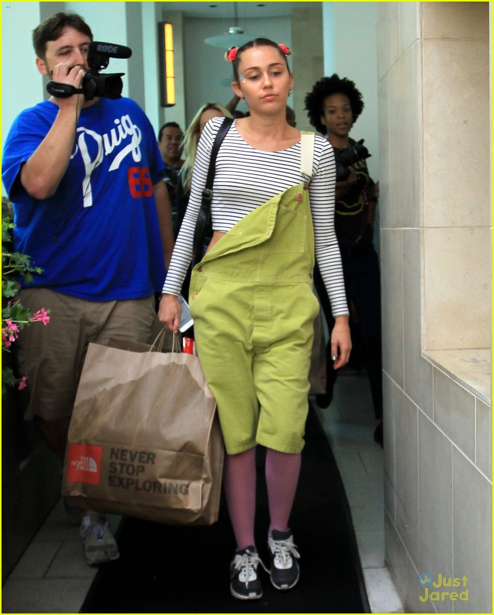 miley cyrus steps out amid dane cook rumors 14