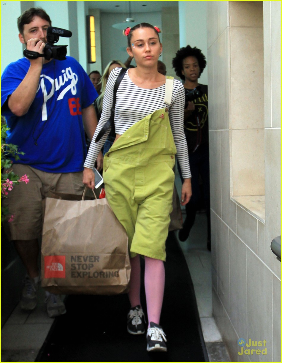 miley cyrus steps out amid dane cook rumors 15