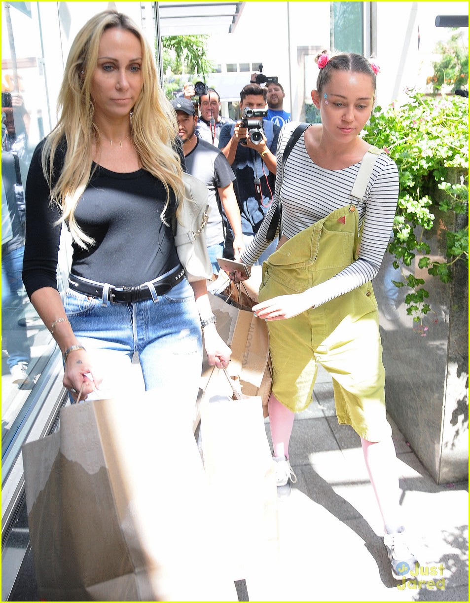 miley cyrus steps out amid dane cook rumors 22