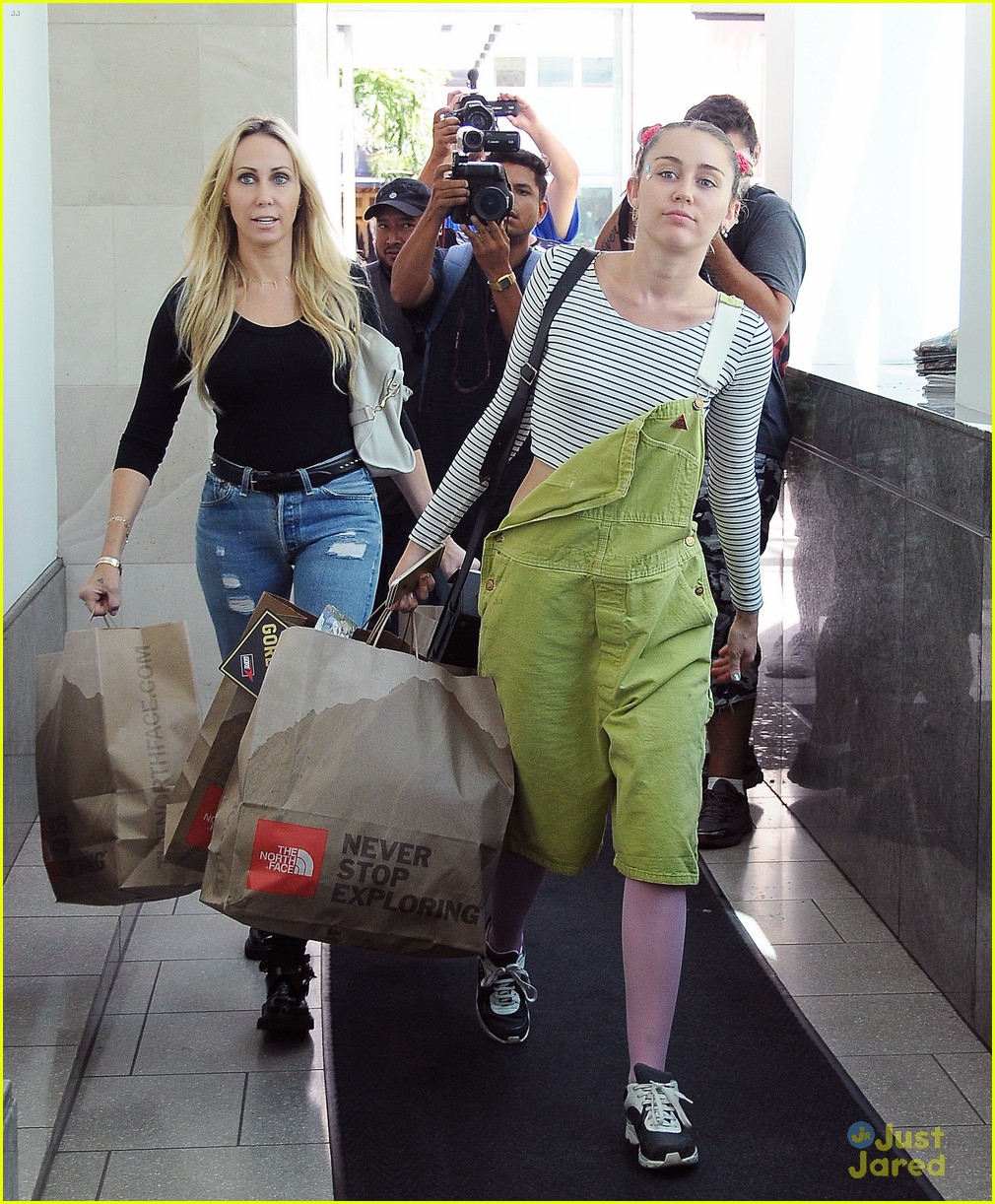 miley cyrus steps out amid dane cook rumors 24