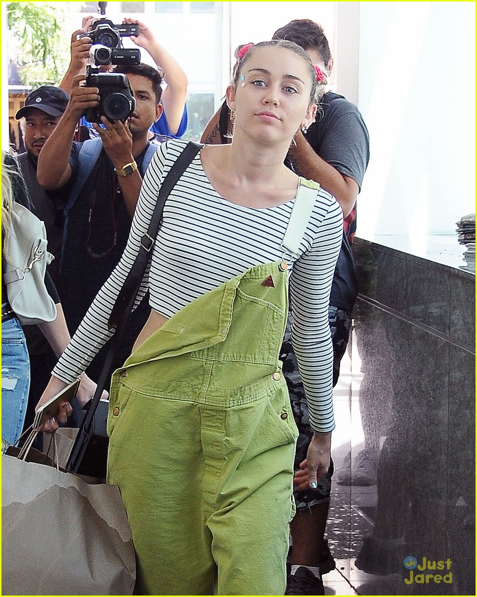 miley cyrus steps out amid dane cook rumors 26