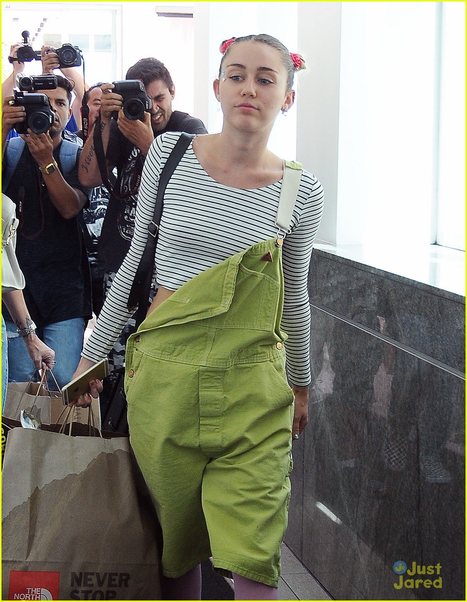 miley cyrus steps out amid dane cook rumors 28