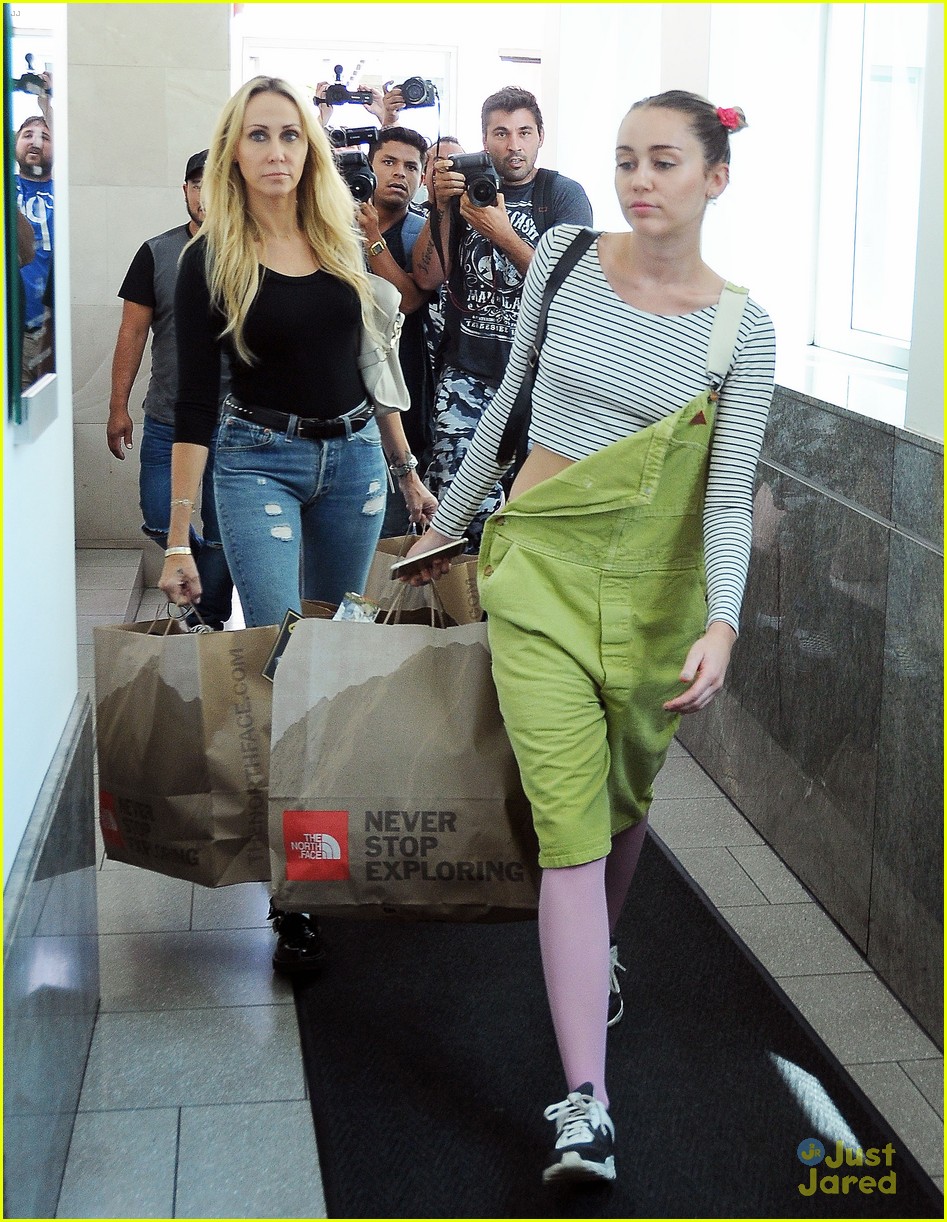 miley cyrus steps out amid dane cook rumors 29