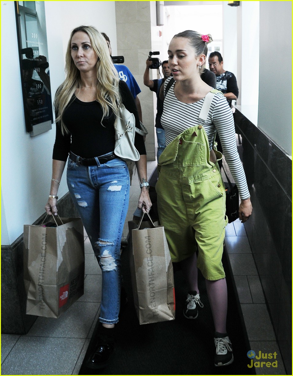 miley cyrus steps out amid dane cook rumors 32