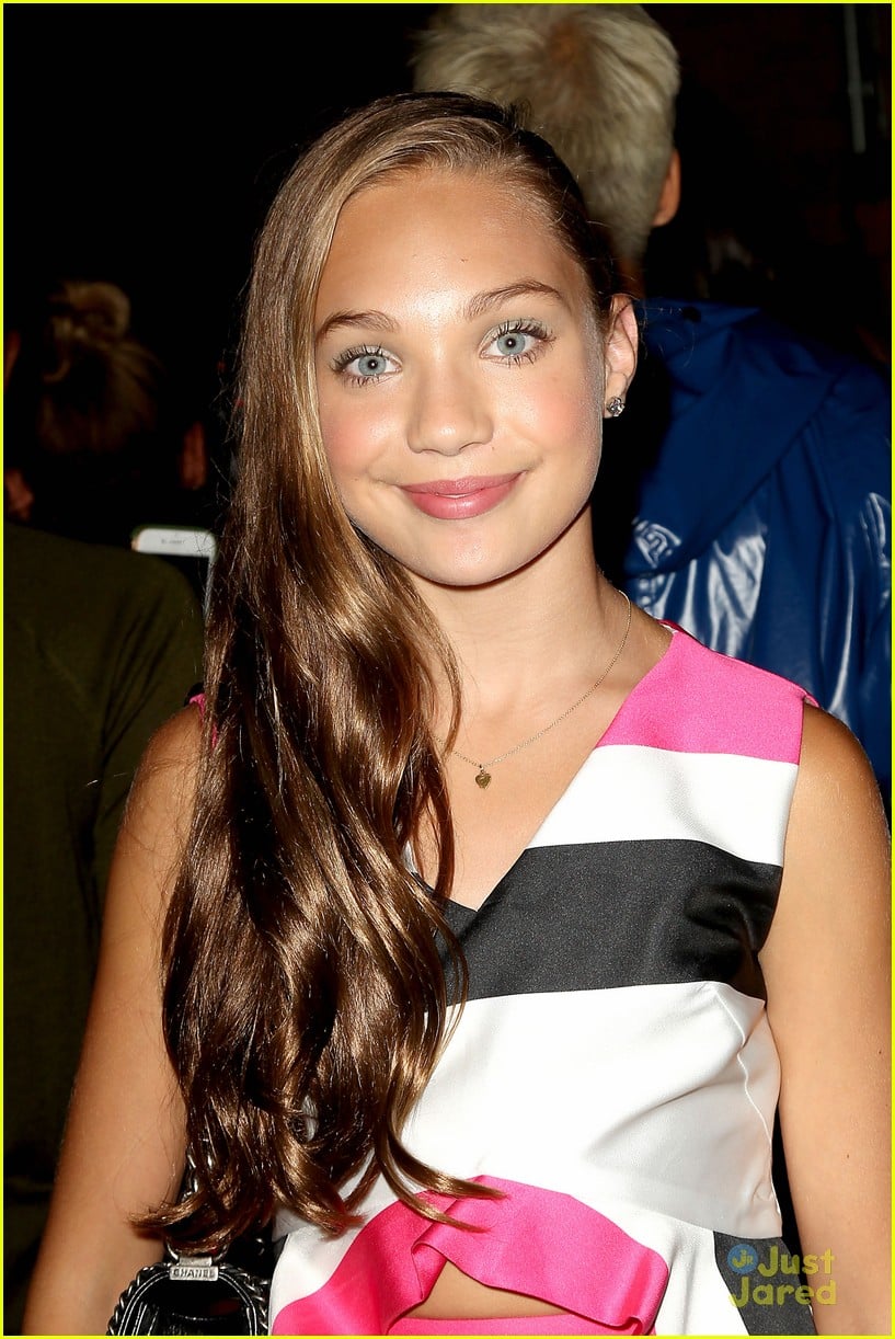 Victorystrom Olivia Holt & Maddie Ziegler Bring The Bright Colors To Christian Siriano's  NYFW Runway Show: Photo 863858 | 2015 New York Fashion Week Fall, Carlson  Young, Isabelle Fuhrman, Joey King, Maddie Ziegler,