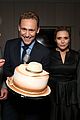 tom hiddleston elizabeth olsen freaked out over this cake 13