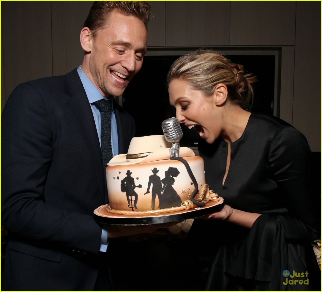 tom hiddleston elizabeth olsen freaked out over this cake 04