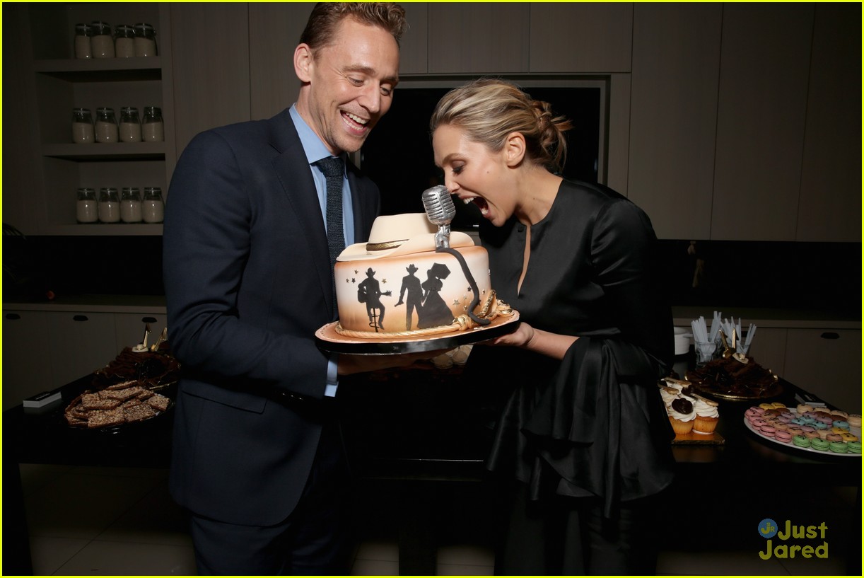 tom hiddleston elizabeth olsen freaked out over this cake 08