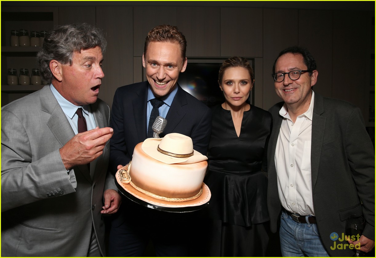 tom hiddleston elizabeth olsen freaked out over this cake 13