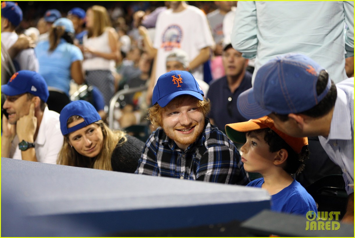 ed sheeran watches a mets game with pal cherry seaborn 05