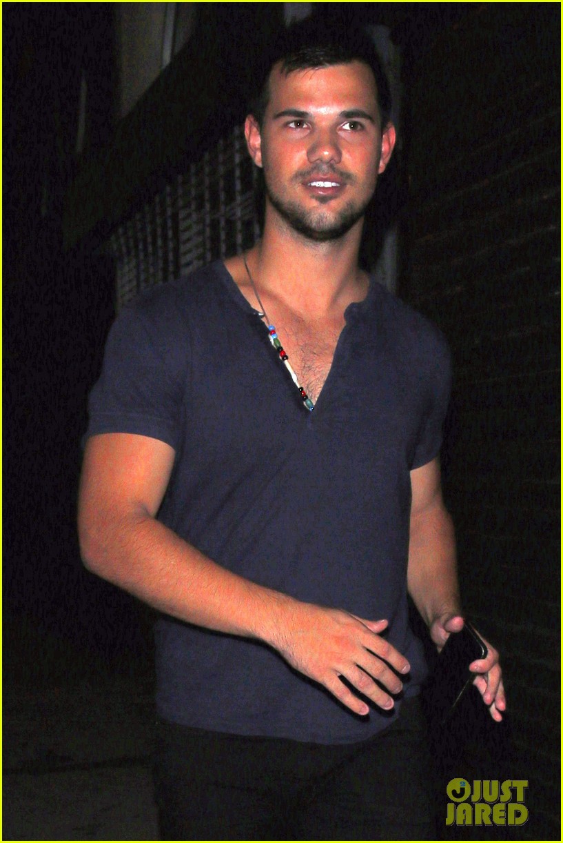 taylor lautner relax time off 03