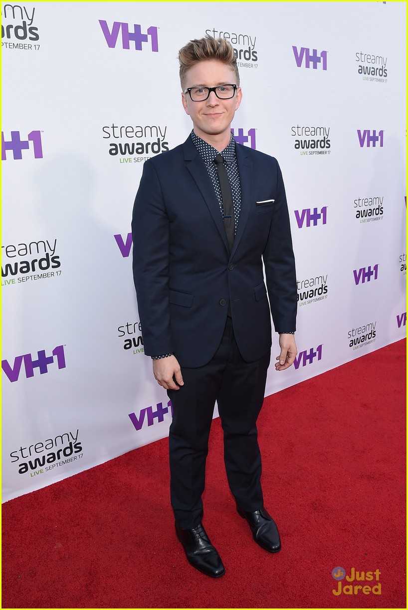 Tyler Oakley & Grace Helbig Host The Streamy Awards 2015 See Winners