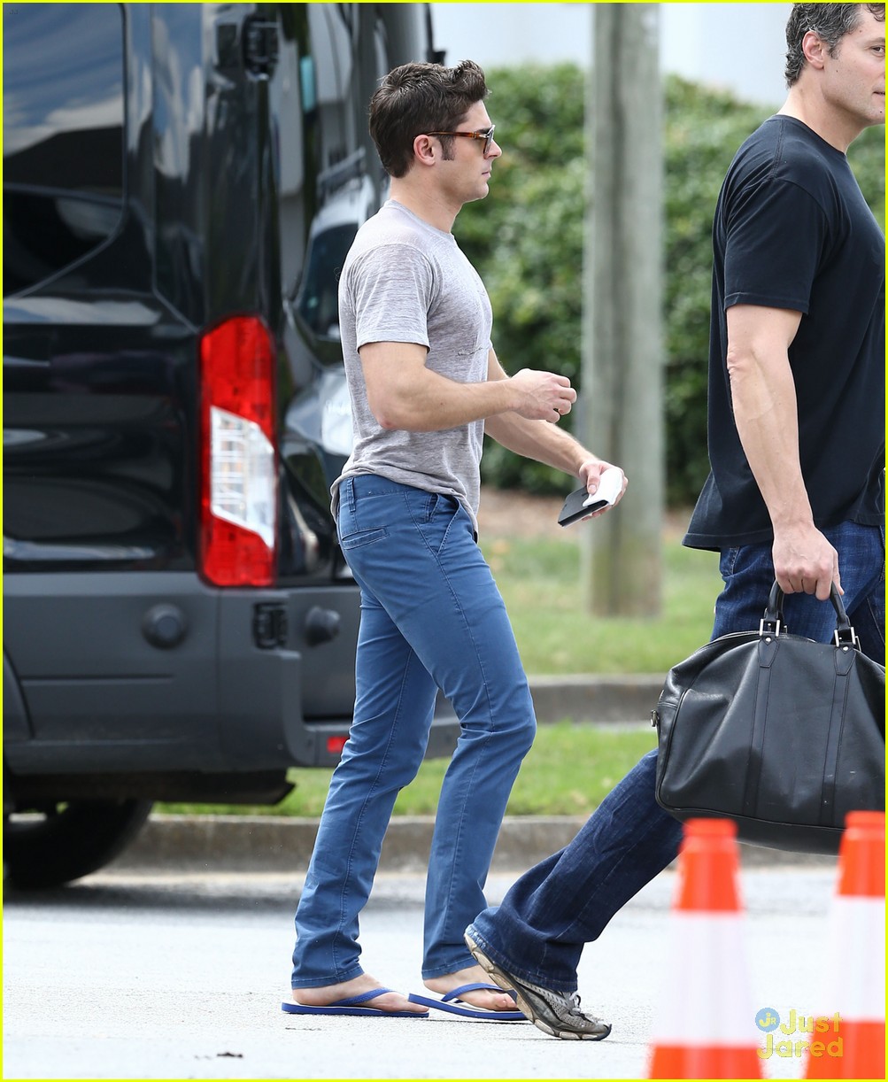 zac efron puts his frat shirt back on for neighbors 2 13