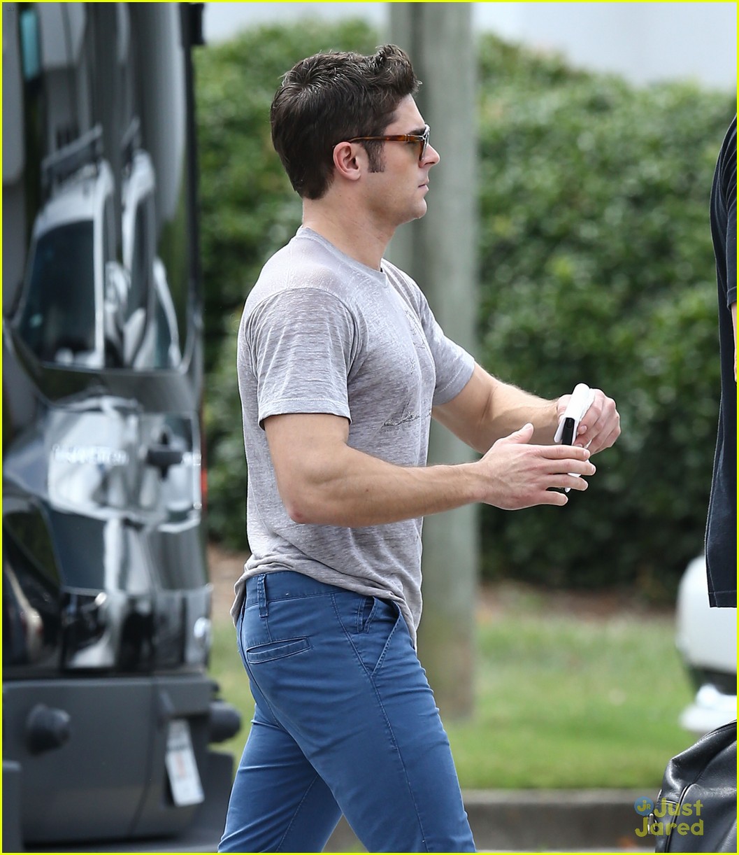 zac efron puts his frat shirt back on for neighbors 2 14