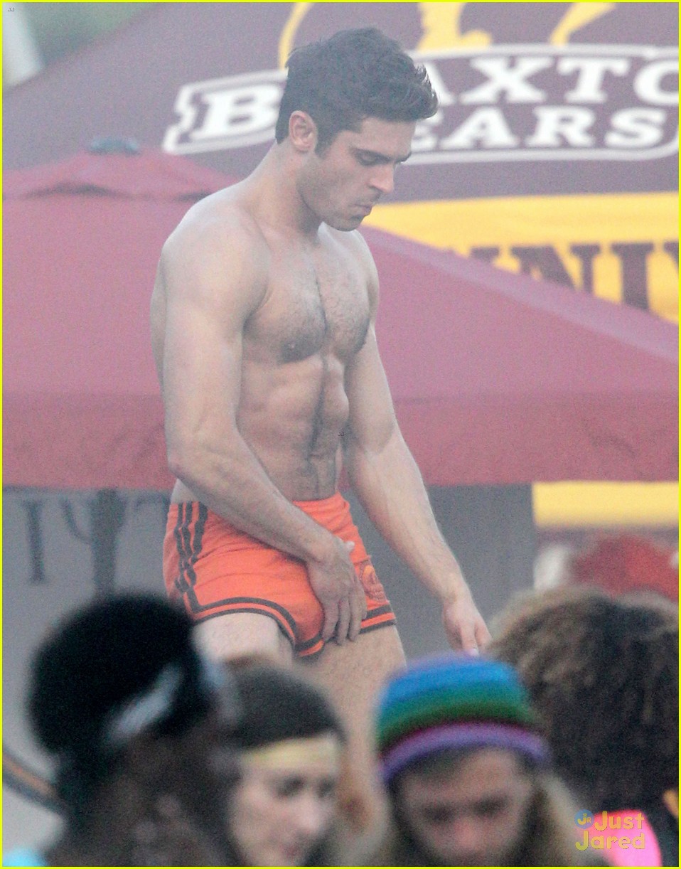 zac efron sticks hand in shorts flaunts eight pack abs 08