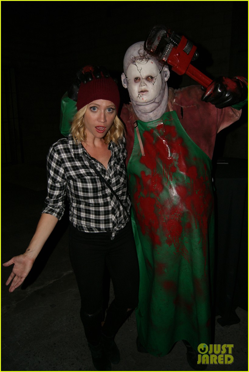 anna kendrick brittany snow immersive haunt experience 03