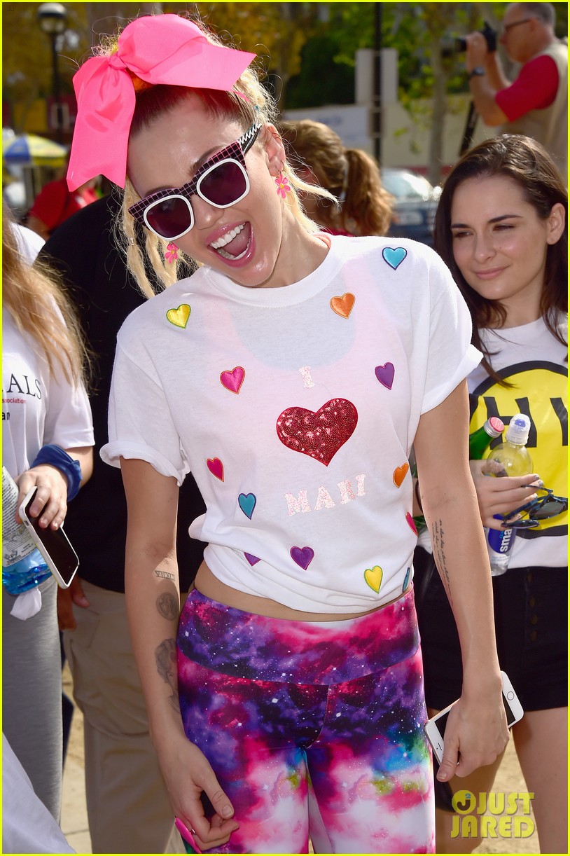 miley cyrus is charitable queen at l a county walk to defeat als 02