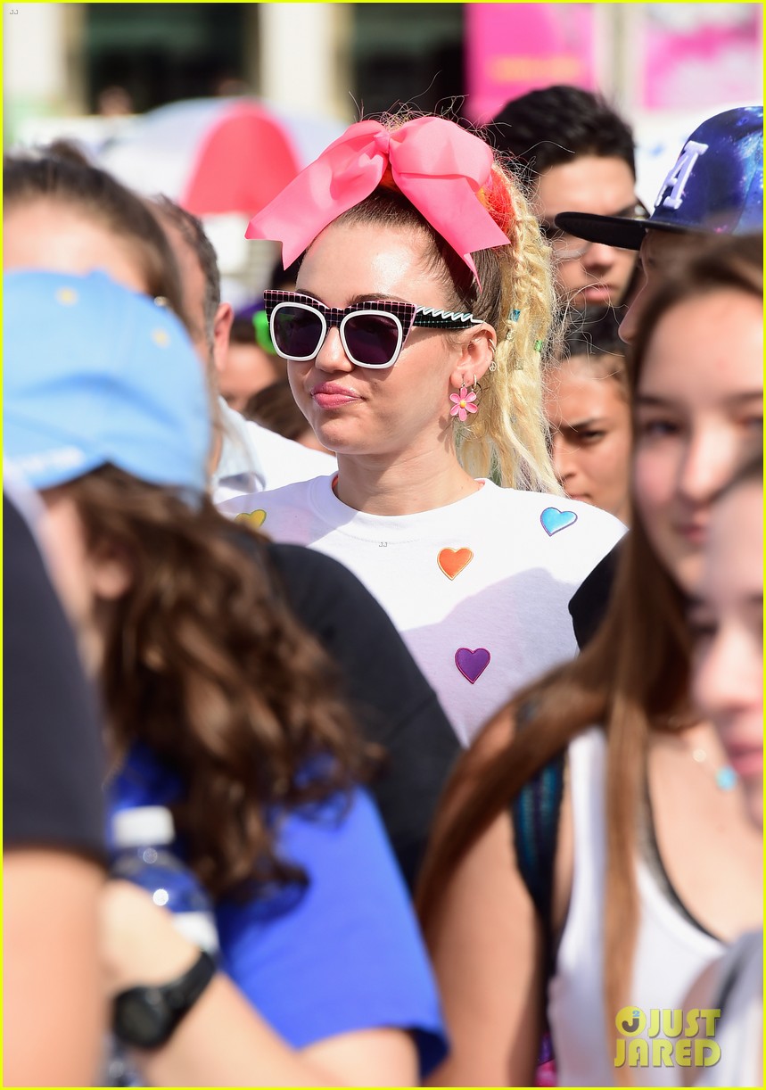 miley cyrus is charitable queen at l a county walk to defeat als 12