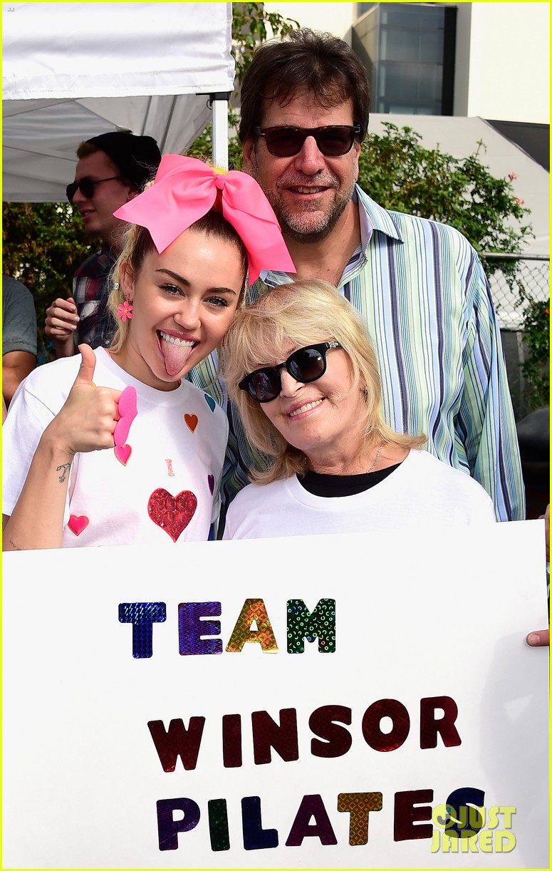 miley cyrus is charitable queen at l a county walk to defeat als 18