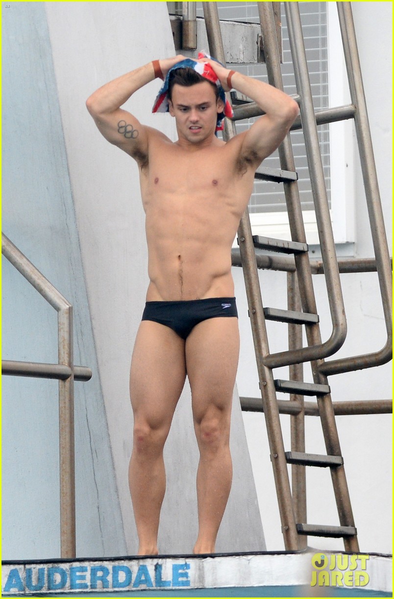 tom daley bares his crazy abs during diving practice 01