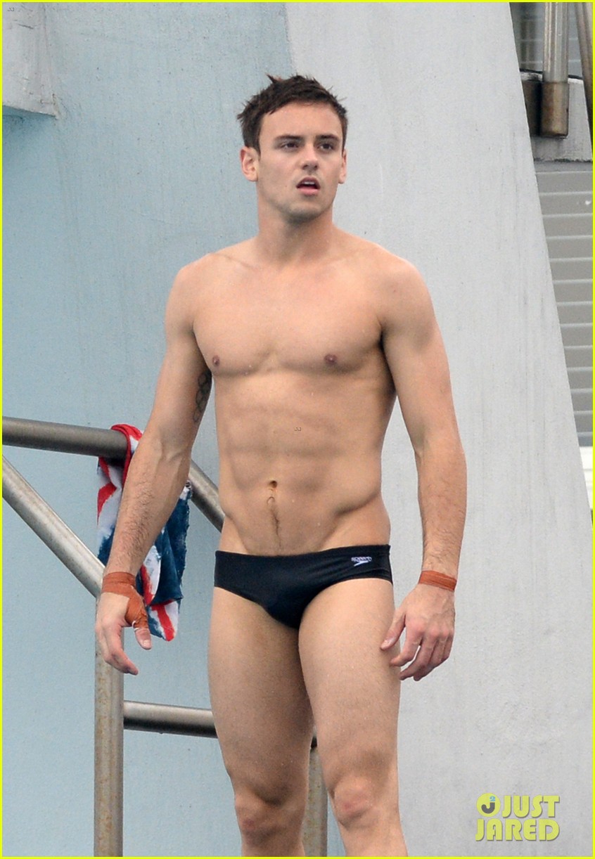 tom daley bares his crazy abs during diving practice 02
