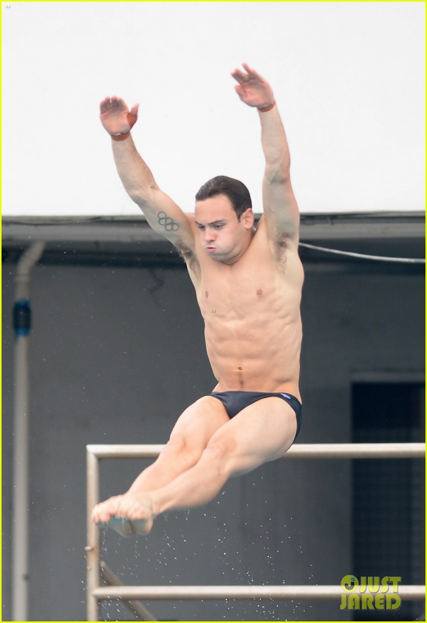 tom daley bares his crazy abs during diving practice 04