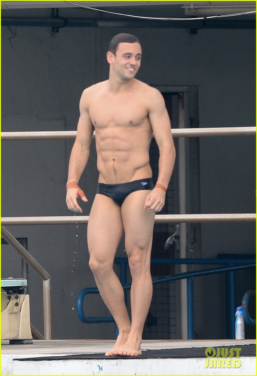 tom daley bares his crazy abs during diving practice 08